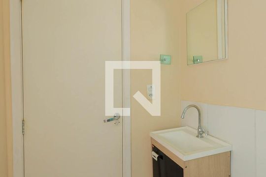 Banheiro de apartamento para alugar com 2 quartos, 48m² em Vila Alzira, Guarulhos