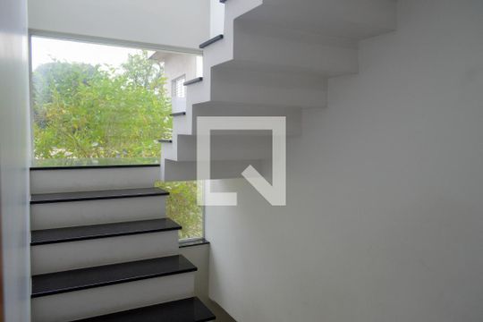 Escada de casa para alugar com 3 quartos, 470m² em Vila Carrão, São Paulo