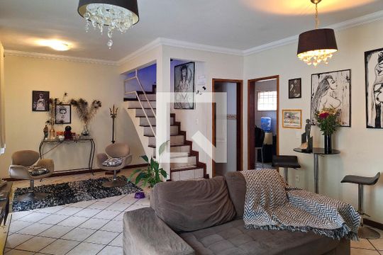 Sala de casa de condomínio à venda com 4 quartos, 170m² em Maria Paula, Niterói