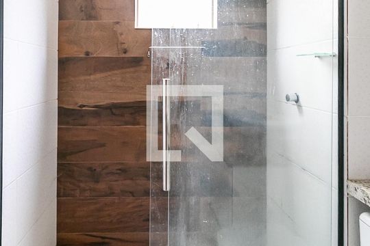 Banheiro de apartamento para alugar com 2 quartos, 52m² em Nacional, Contagem