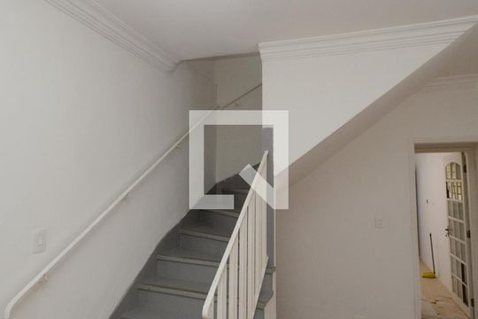 Escada de casa para alugar com 2 quartos, 105m² em Vila do Castelo, São Paulo