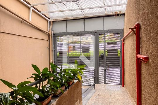 Garagem de casa para alugar com 4 quartos, 1000m² em Jardim Adutora, São Paulo