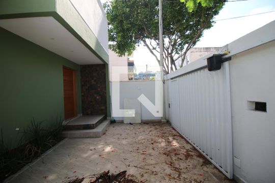 Garagem de casa à venda com 3 quartos, 132m² em Irajá, Rio de Janeiro