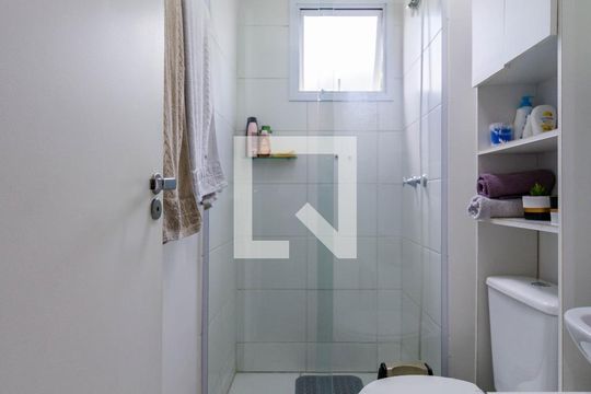 Banheiro de apartamento à venda com 2 quartos, 50m² em Vila Suzana, São Paulo