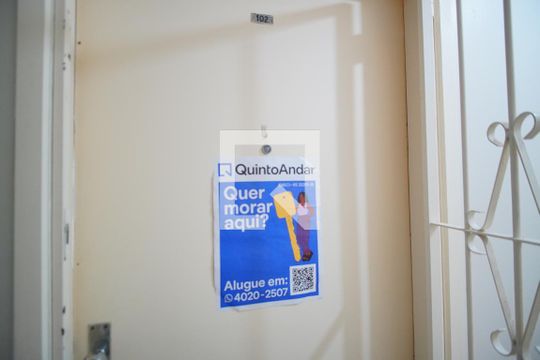 Adesivo na Porta de apartamento para alugar com 1 quarto, 70m² em Bom Jesus, Porto Alegre