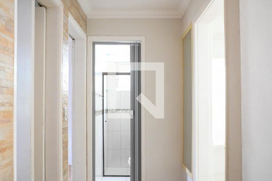 Corredor de apartamento para alugar com 2 quartos, 40m² em Vila Liviero, São Paulo