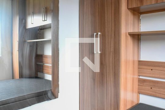 Quarto 1 de apartamento para alugar com 2 quartos, 40m² em Vila Liviero, São Paulo