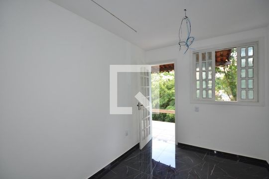 Sala de casa para alugar com 1 quarto, 40m² em Vila Valqueire, Rio de Janeiro