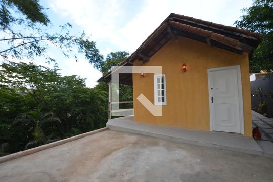 Fachada de casa para alugar com 1 quarto, 40m² em Vila Valqueire, Rio de Janeiro