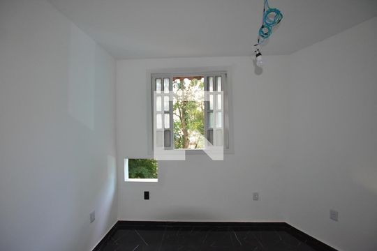 Quarto 1 de casa para alugar com 1 quarto, 40m² em Vila Valqueire, Rio de Janeiro
