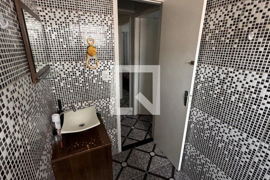 Banheiro de apartamento à venda com 3 quartos, 74m² em Vila Marieta, Campinas
