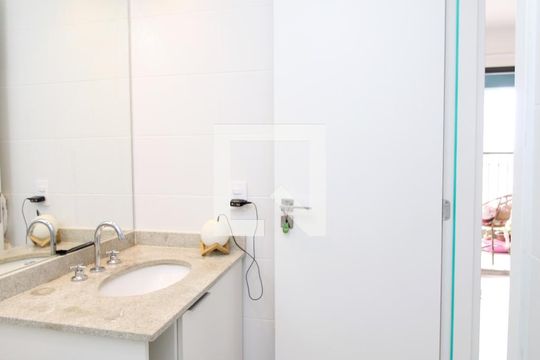 Banheiro de apartamento para alugar com 1 quarto, 28m² em Tucuruvi, São Paulo