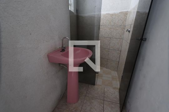 Banheiro de casa para alugar com 1 quarto, 40m² em Jardim Santa Teresinha, São Paulo