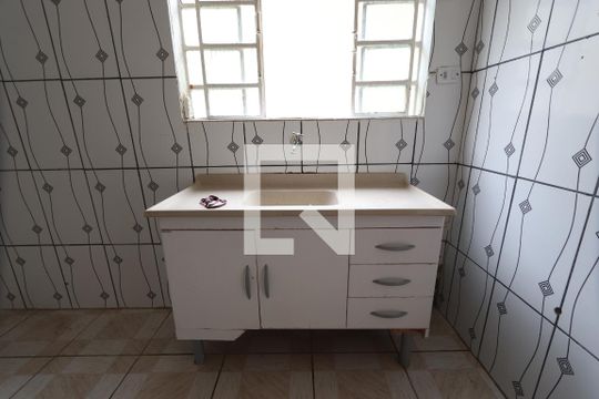 Cozinha de casa para alugar com 1 quarto, 40m² em Jardim Santa Teresinha, São Paulo