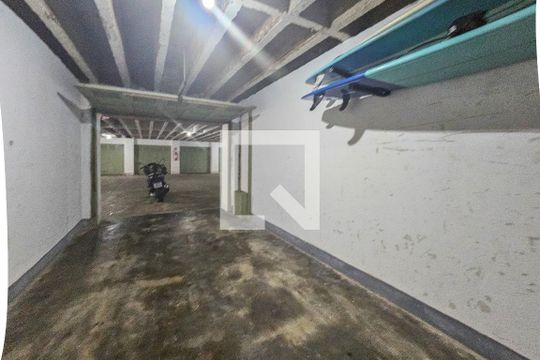 Garagem privativa de apartamento para alugar com 3 quartos, 190m² em Vila Alzira, Guarujá