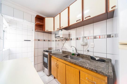 Cozinha de apartamento para alugar com 2 quartos, 55m² em Jardim Santo André, Santo André