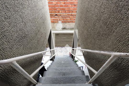 Escada de casa de condomínio para alugar com 1 quarto, 40m² em Vila Solar, Ferraz de Vasconcelos