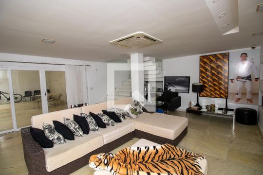 Sala de casa de condomínio para alugar com 4 quartos, 500m² em Vargem Grande, Rio de Janeiro
