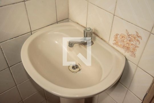 Banheiro da Edícula de casa à venda com 2 quartos, 150m² em Vila Clementino, São Paulo