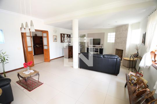 Sala de casa de condomínio à venda com 3 quartos, 500m² em Bairro das Palmeiras, Campinas