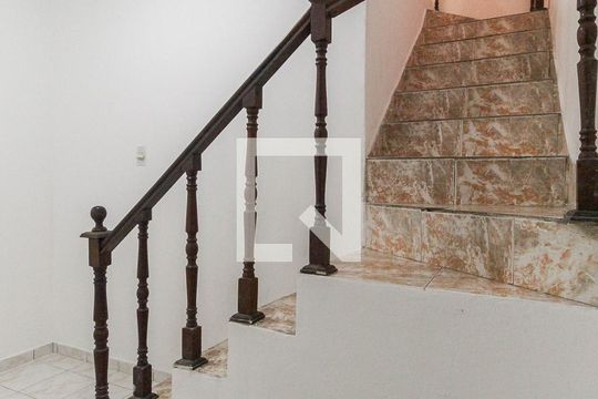 Escada de casa à venda com 4 quartos, 180m² em Vila Taquari, São Paulo