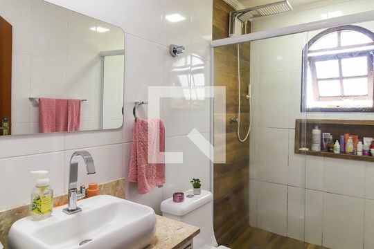 Banheiro Social de casa à venda com 3 quartos, 220m² em Água Rasa, São Paulo