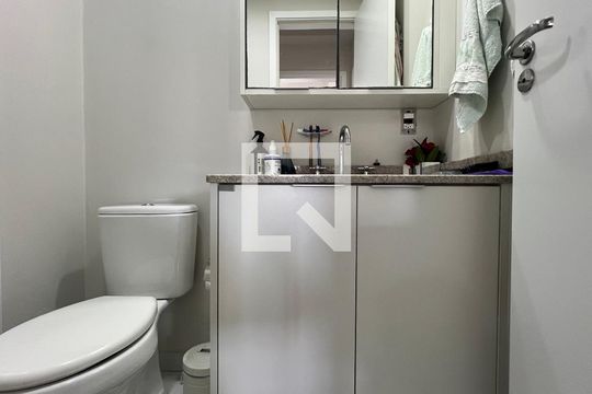 Banheiro de apartamento para alugar com 2 quartos, 52m² em Pinheiros, São Paulo