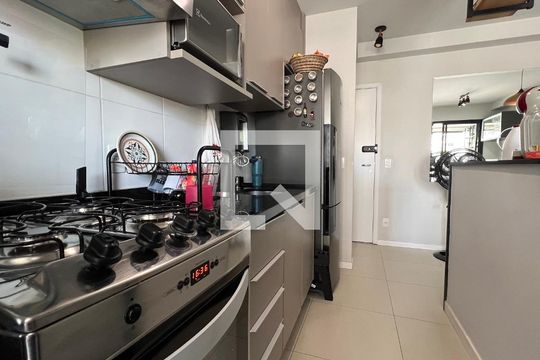 Cozinha de apartamento para alugar com 2 quartos, 52m² em Pinheiros, São Paulo