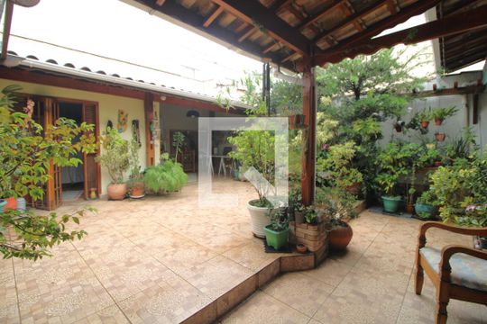 Área Externa de casa à venda com 3 quartos, 200m² em Jardim Sabará, São Paulo
