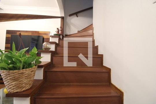 Escada de casa à venda com 3 quartos, 200m² em Jardim Sabará, São Paulo
