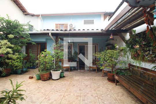 Área Externa de casa à venda com 3 quartos, 200m² em Jardim Sabará, São Paulo