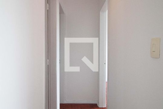 Quarto 2 - corredor de acesso aos quartos de apartamento para alugar com 2 quartos, 66m² em Leblon, Rio de Janeiro