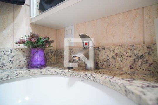 Banheiro Corredor - Torneira de casa para alugar com 3 quartos, 250m² em São Sebastião, Porto Alegre