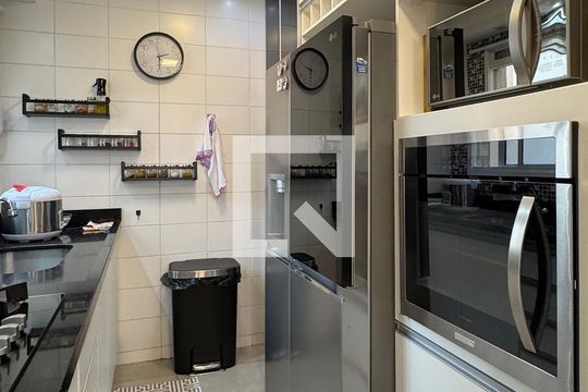 Cozinha de apartamento à venda com 3 quartos, 85m² em Jardim Tupanci, Barueri