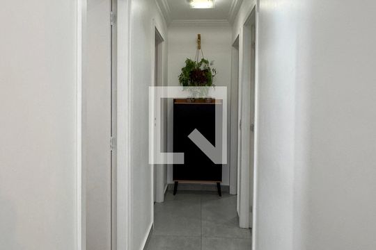 Corredor de apartamento à venda com 3 quartos, 85m² em Jardim Tupanci, Barueri