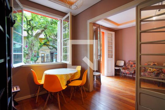 Sala de casa à venda com 4 quartos, 125m² em Independência, Porto Alegre