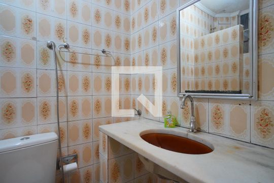 Banheiro da Suíte de casa à venda com 4 quartos, 125m² em Independência, Porto Alegre