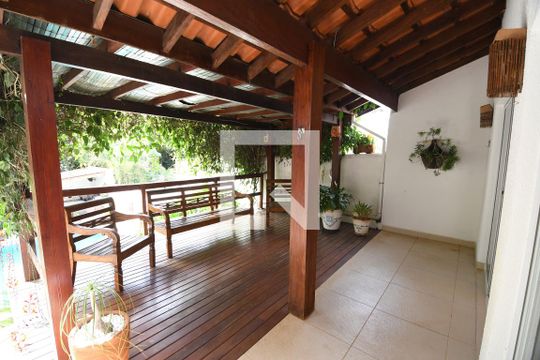 Sala - Deck de casa de condomínio para alugar com 4 quartos, 480m² em Loteamento Caminhos de San Conrado (sousas), Campinas