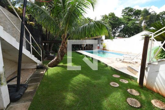 Jardim de casa de condomínio para alugar com 4 quartos, 480m² em Loteamento Caminhos de San Conrado (sousas), Campinas