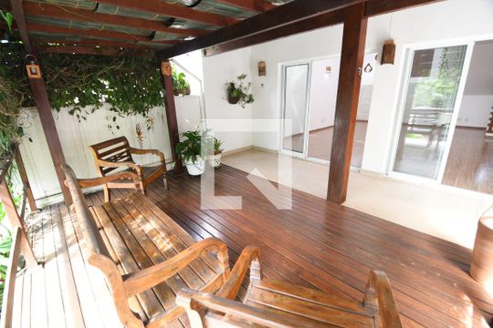 Sala - Deck de casa de condomínio para alugar com 4 quartos, 480m² em Loteamento Caminhos de San Conrado (sousas), Campinas