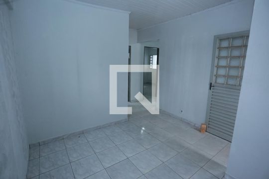 Sala de casa para alugar com 2 quartos, 95m² em Conjunto 8, Brasília