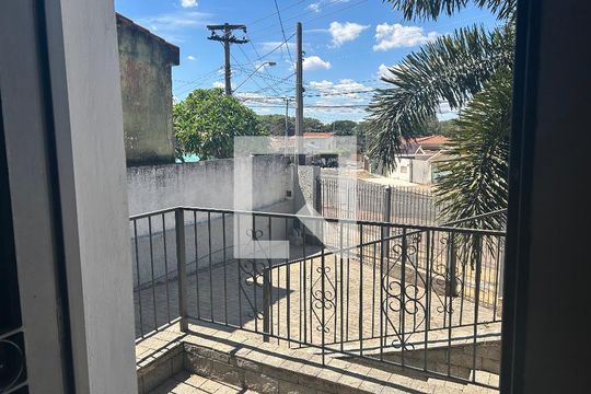 Área da frente e garagem de casa à venda com 3 quartos, 180m² em Vila Georgina, Campinas
