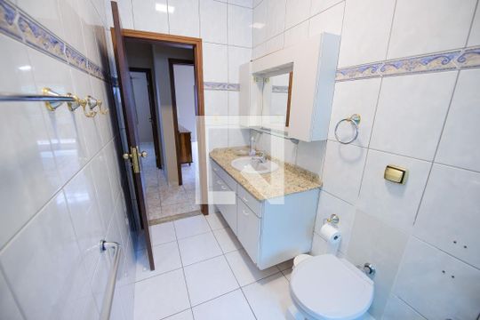 Banheiro Social de casa de condomínio à venda com 3 quartos, 365m² em Residencial Vila Velha, Taubaté