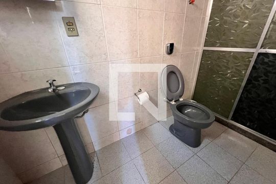 Banheiro serviço de casa de condomínio à venda com 5 quartos, 340m² em Anil, Rio de Janeiro