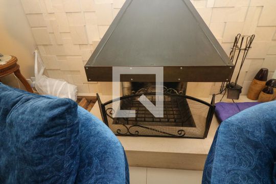 Detalhe da Sala - Lareira de casa de condomínio à venda com 4 quartos, 240m² em Ipanema, Porto Alegre