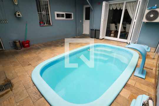 Piscina de casa de condomínio à venda com 4 quartos, 240m² em Ipanema, Porto Alegre