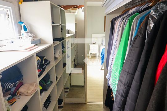 Closet da suíte de casa de condomínio à venda com 4 quartos, 240m² em Ipanema, Porto Alegre