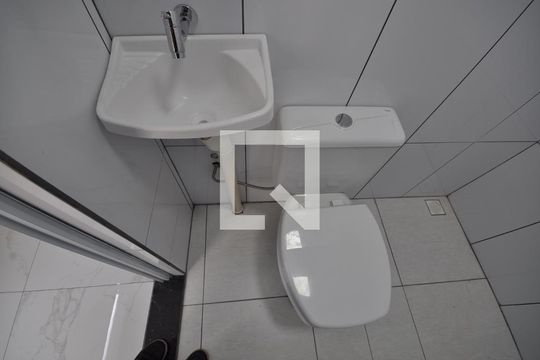 Banheiro de casa de condomínio para alugar com 1 quarto, 45m² em Vila Mazzei, São Paulo