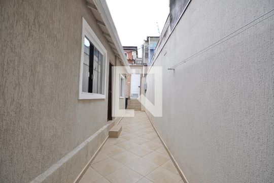 Corredor de entrada de casa de condomínio para alugar com 1 quarto, 45m² em Vila Mazzei, São Paulo