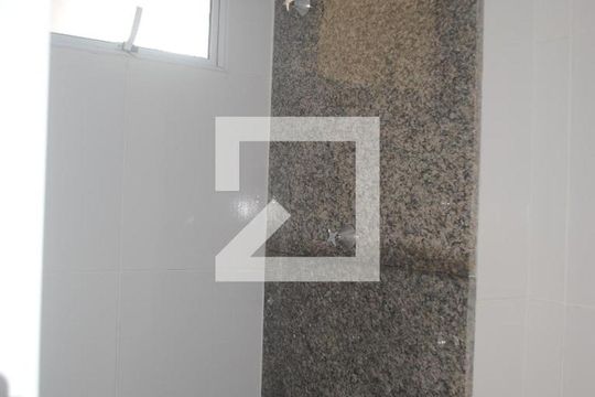 Banheiro de apartamento para alugar com 2 quartos, 46m² em Quintas do Picuaia, Salvador